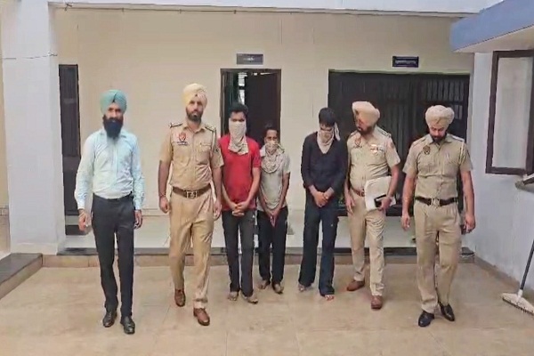 ਸਰਹੱਦ ਤੋਂ ਹੈਰੋਇਨ ਦੀ ਤਸਕਰੀ ਕਰਨ ਵਾਲੇ ਗਿਰੋਹ ਦਾ ਪਰਦਾਫ਼ਾਸ਼, 3 ਮੈਂਬਰ ਗ੍ਰਿਫ਼ਤਾਰ