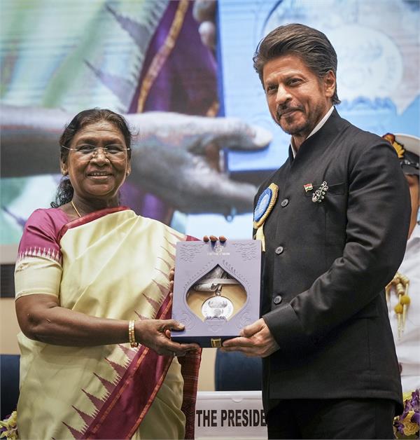 aryan and suhana congratulate father shah rukh on winning national film award