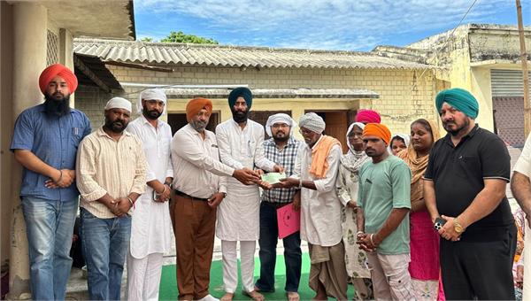 cheque of rs 4 lakh was presented to the family of jaila singh  lost life floods