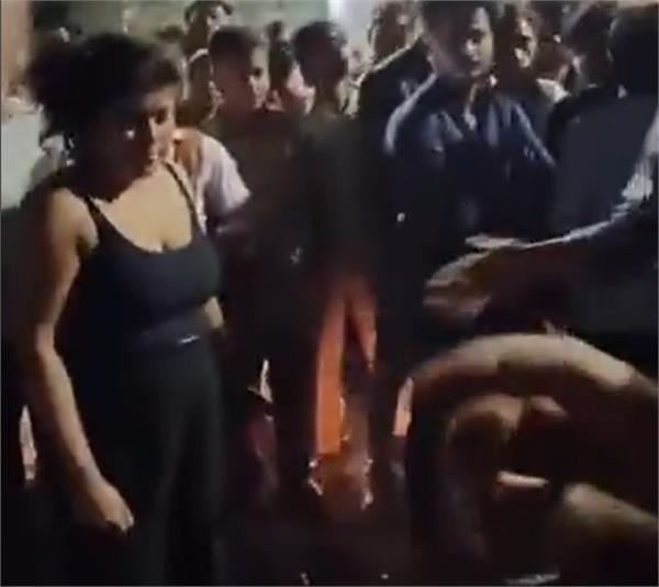viral video woman drags scooter rider by his hair