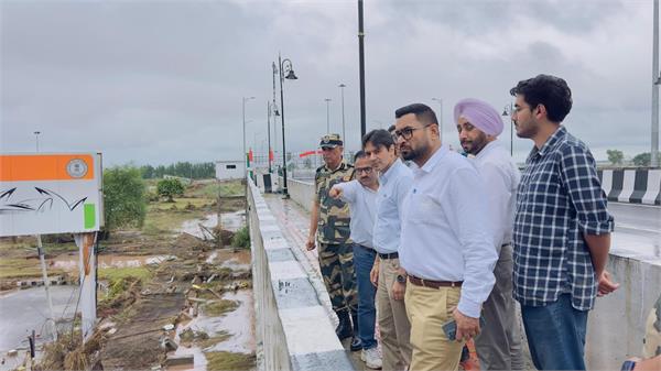 ias officers varun roojam and basant garg inspected the flood affected areas