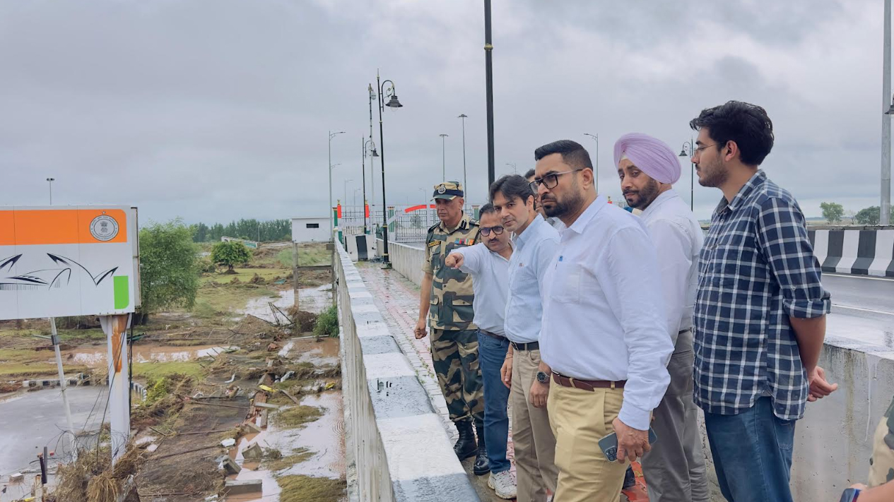 ਸੀਨੀਅਰ IAS ਅਧਿਕਾਰੀ ਵਰੁਣ ਰੂਜ਼ਮ ਤੇ ਬਸੰਤ ਗਰਗ ਨੇ ਡੇਰਾ ਬਾਬਾ ਨਾਨਕ ਦੇ ਹੜ੍ਹ ਪ੍ਰਭਾਵਿਤ ਖੇਤਰਾਂ ਦਾ ਲਿਆ ਜਾਇਜ਼ਾ