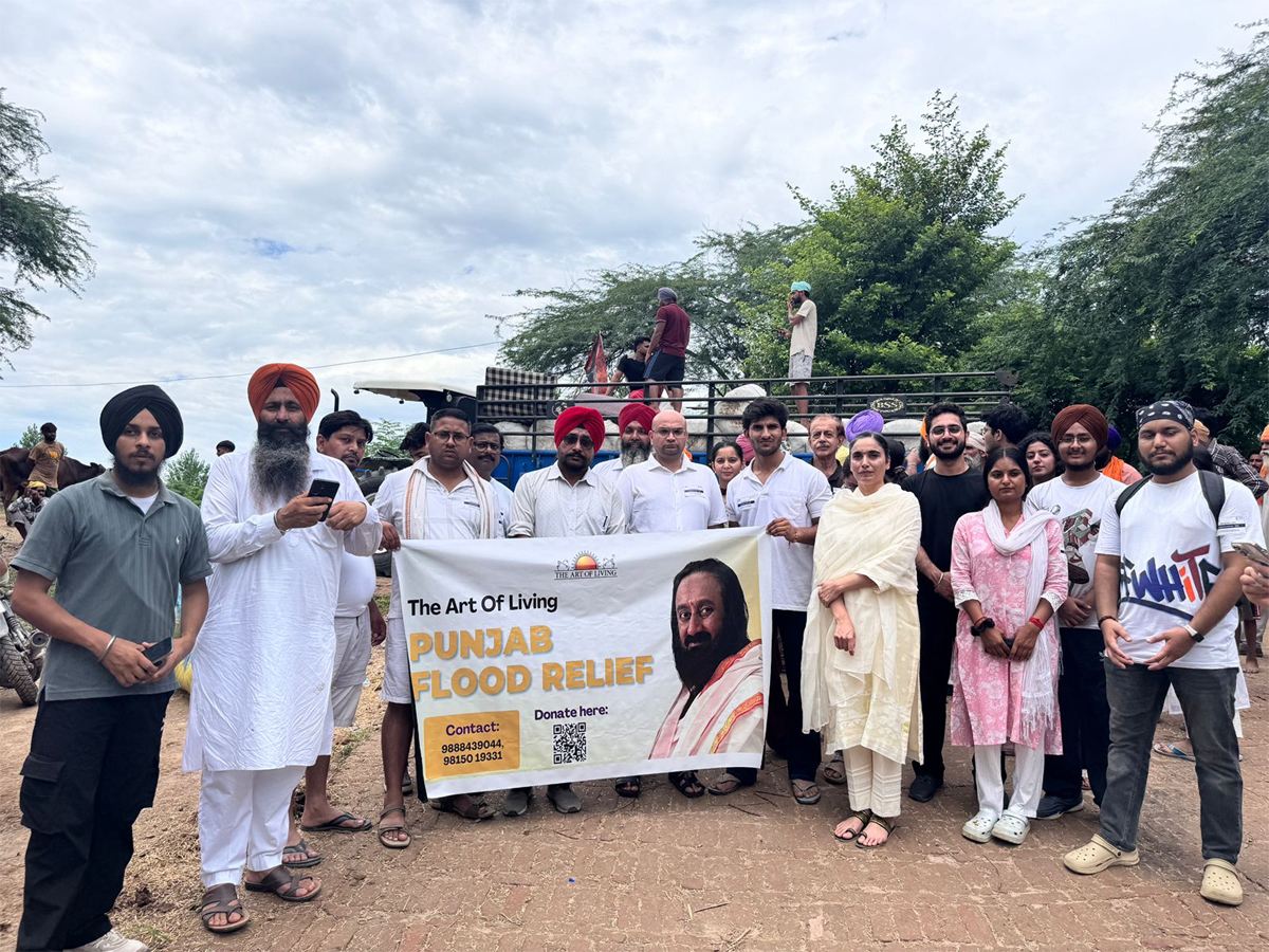 ਆਰਟ ਆਫ਼ ਲਿਵਿੰਗ ਦਾ ਪੰਜਾਬ ਹੜ੍ਹ ਰਾਹਤ ਅਭਿਆਨ ਜਾਰੀ, ਪੀੜਤਾਂ ਦੀ ਮਦਦ ਲਈ 250 ਸੇਵਾਂਦਾਰਾਂ ਨੇ ਸਾਂਭਿਆ ਮੋਰਚਾ
