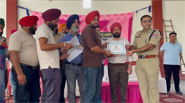 district administration honours 10 progressive farmers who did not burn stubble