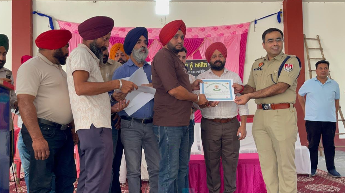 ਜ਼ਿਲ੍ਹਾ ਪ੍ਰਸ਼ਾਸਨ ਨੇ ਪਰਾਲੀ ਨਾ ਸਾੜਨ ਵਾਲੇ 10 ਅਗਾਂਹਵਧੂ ਕਿਸਾਨਾਂ ਨੂੰ ਕੀਤਾ ਸਨਮਾਨਿਤ