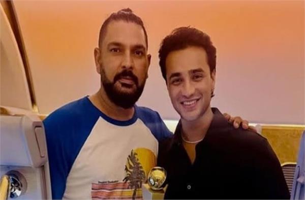 abhishek meets his coach yuvraj singh  picture goes viral