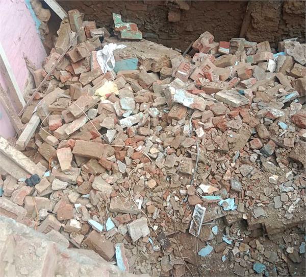 roof of poor family  s house collapses due to rain