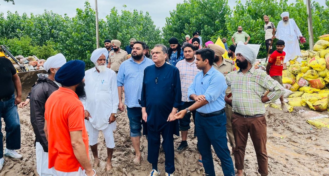 ਧੁੱਸੀ ਬੰਨ੍ਹ ਦਾ ਨਿਰੀਖਣ ਕਰਨ ਪਹੁੰਚੇ ਮੰਤਰੀ ਸੰਜੀਵ ਅਰੋੜਾ, ਗੁਰੂ ਸਾਹਿਬ ਅੱਗੇ ਨਿਵਾਇਆ ਸੀਸ