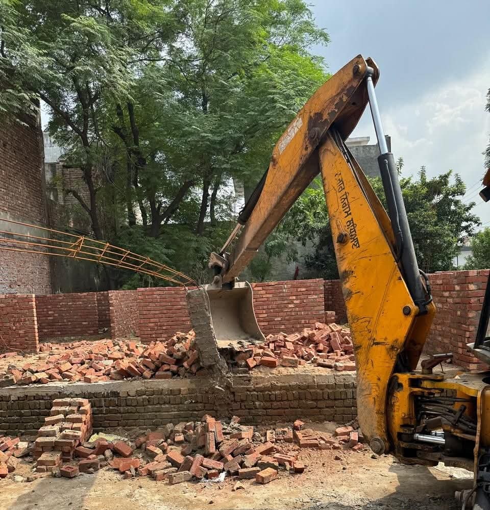 ਮੁੰਡੀਆਂ ਕਲਾਂ ''ਚ ਨਗਰ ਨਿਗਮ ਨੇ ਗੈਰ-ਕਾਨੂੰਨੀ ਕਾਲੋਨੀ ਨੂੰ ਢਾਹਿਆ