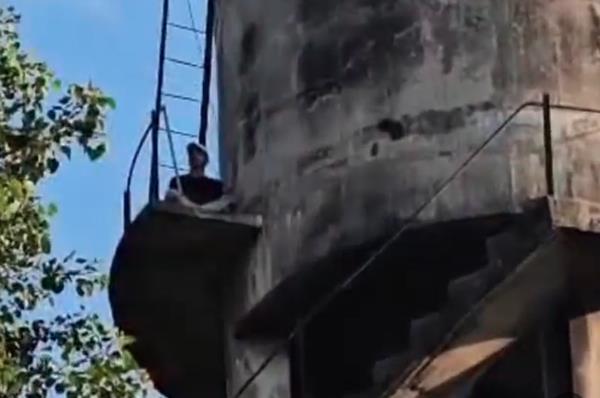 boy climbed on a water tank at kapurthala civil hospital