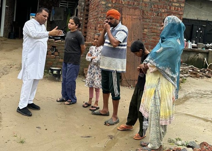 ਨੁਕਸਾਨੇ ਘਰਾਂ ਦਾ ਜਾਇਜ਼ਾ ਲੈਣ ਪਹੁੰਚੇ ਦਰਸ਼ਨ ਕਾਂਗੜਾ, ਮੁਆਵਜ਼ੇ ਦਾ ਦਿੱਤਾ ਭਰੋਸਾ