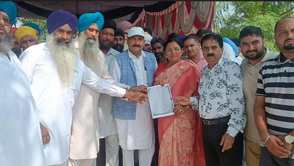 ਕੇਂਦਰੀ ਮੰਤਰੀ ਸਾਵਿਤਰੀ ਠਾਕੁਰ ਨੇ ਟਾਂਡਾ ਦੇ ਹੜ੍ਹ ਪ੍ਰਭਾਵਿਤ ਪਿੰਡਾਂ ਦਾ ਕੀਤਾ ਦੌਰਾ
