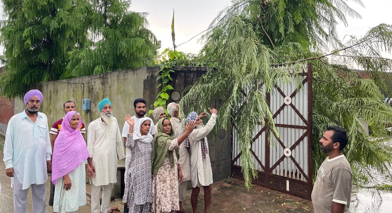 ਪਿੰਡ ਵਜੀਦਕੇ ਕਲਾਂ ਵਿਖੇ ਤਿੰਨ ਥਾਵਾਂ ''ਤੇ ਡਿੱਗੀ ਅਸਮਾਨੀ ਬਿਜਲੀ, ਵੱਡੇ ਨੁਕਸਾਨ ਤੋਂ ਬਚਾਅ