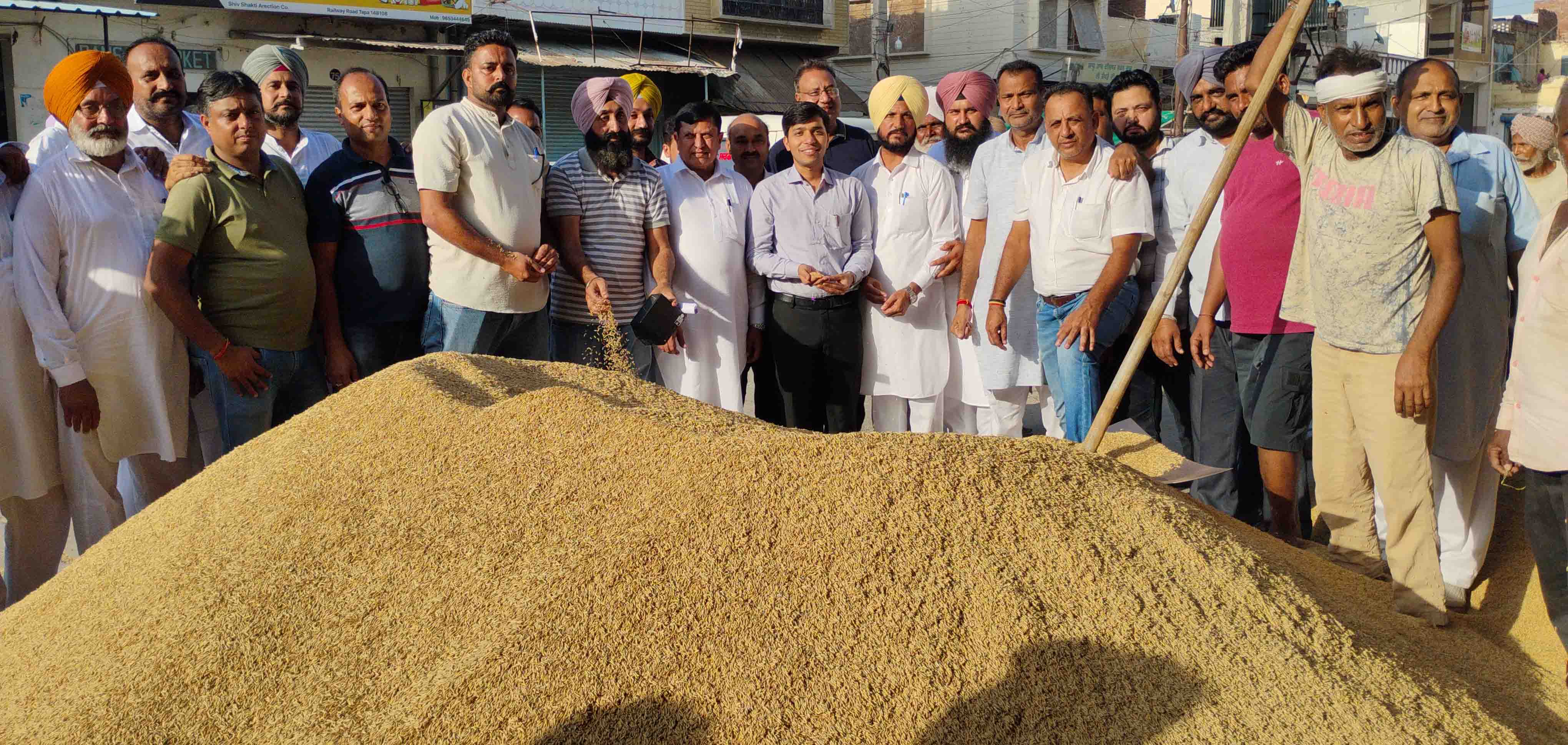 ਤਪਾ ‘ਚ ਝੋਨੇ ਦੀ ਆਮਦ ਸ਼ੁਰੂ, ਐੱਸ. ਡੀ. ਐੱਮ. ਤਪਾ ਨੇ ਬੋਲੀ ਲਗਾ ਕੇ ਕੀਤੀ ਸ਼ੁਰੂ