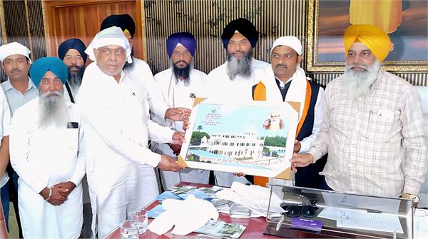 union minister kamlesh paswan pays obeisance at gurudwara sri ber sahib