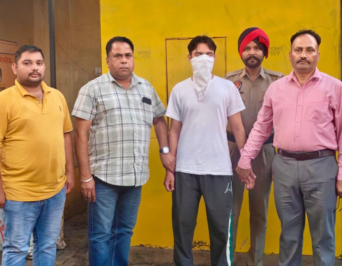 ਤਹਿਸੀਲ ਦਫ਼ਤਰ ਦੇ ਕਲਰਕ ਲਈ 20,000 ਰੁਪਏ ਰਿਸ਼ਵਤ ਲੈਂਦਾ ਇਕ ਵਿਅਕਤੀ ਕਾਬੂ, ਦੋਵਾਂ ਖ਼ਿਲਾਫ਼ ਕੇਸ ਦਰਜ
