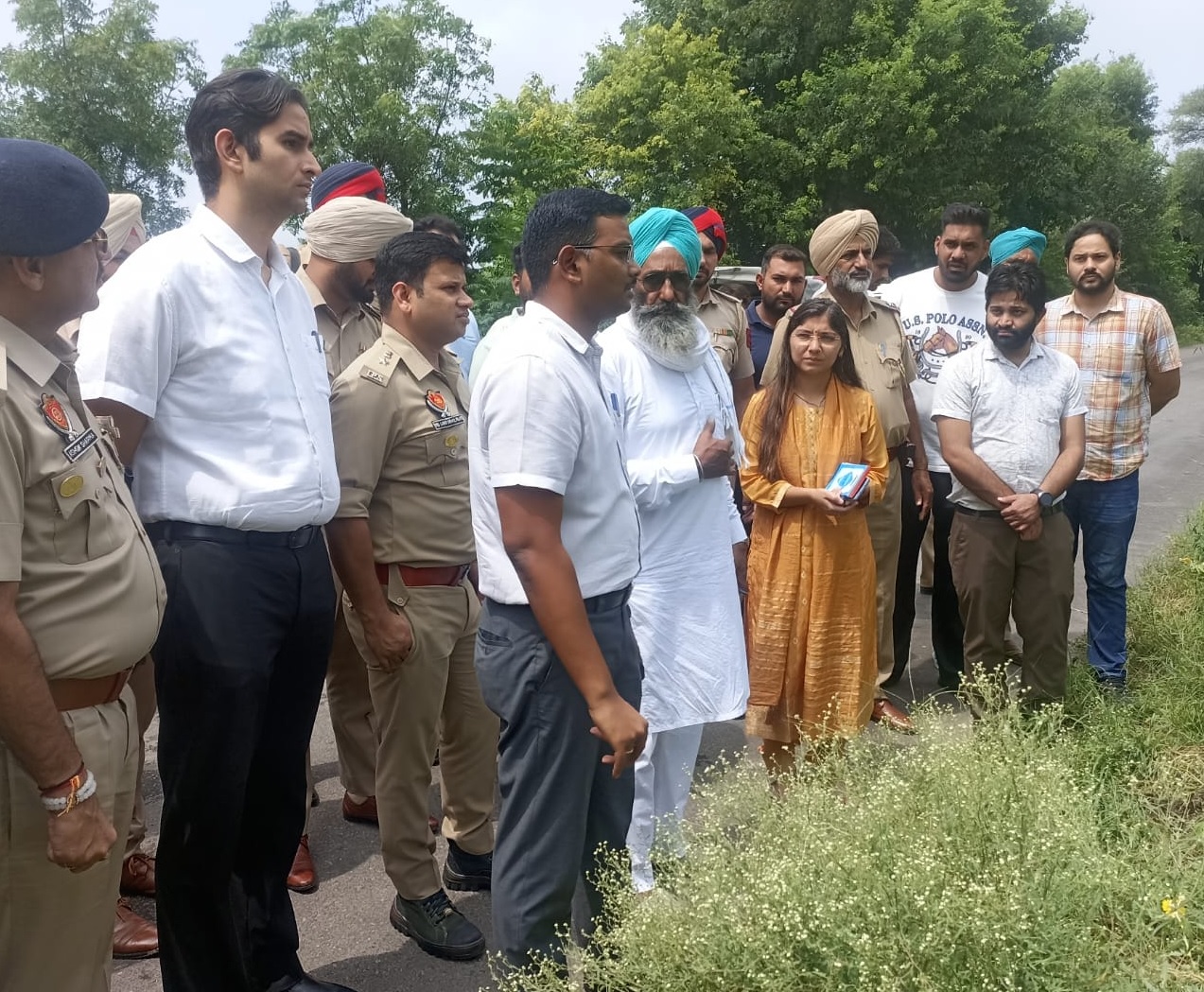 DC ਤੇ SSP ਵੱਲੋਂ ਪ੍ਰਭਾਵਿਤ ਪਿੰਡਾਂ ਦਾ ਦੌਰਾ, ਰਾਹਤ ਕੈਂਪਾਂ ''ਚ ਰਹਿੰਦੇ ਲੋਕਾਂ ਨਾਲ ਕੀਤੀ ਗੱਲਬਾਤ