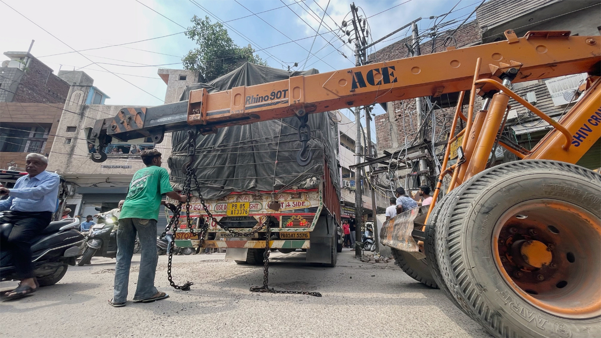 ਲੁਧਿਆਣਾ ''ਚ ਟਲਿਆ ਵੱਡਾ ਹਾਦਸਾ, ਟਰੱਕ ਡਰਾਈਵਰ ਨੇ ਬਿਜਲੀ ਦੇ ਟ੍ਰਾਂਸਫਾਰਮਰ ਤੇ ਖੰਭਿਆਂ ਨੂੰ ਮਾਰੀ ਟੱਕਰ