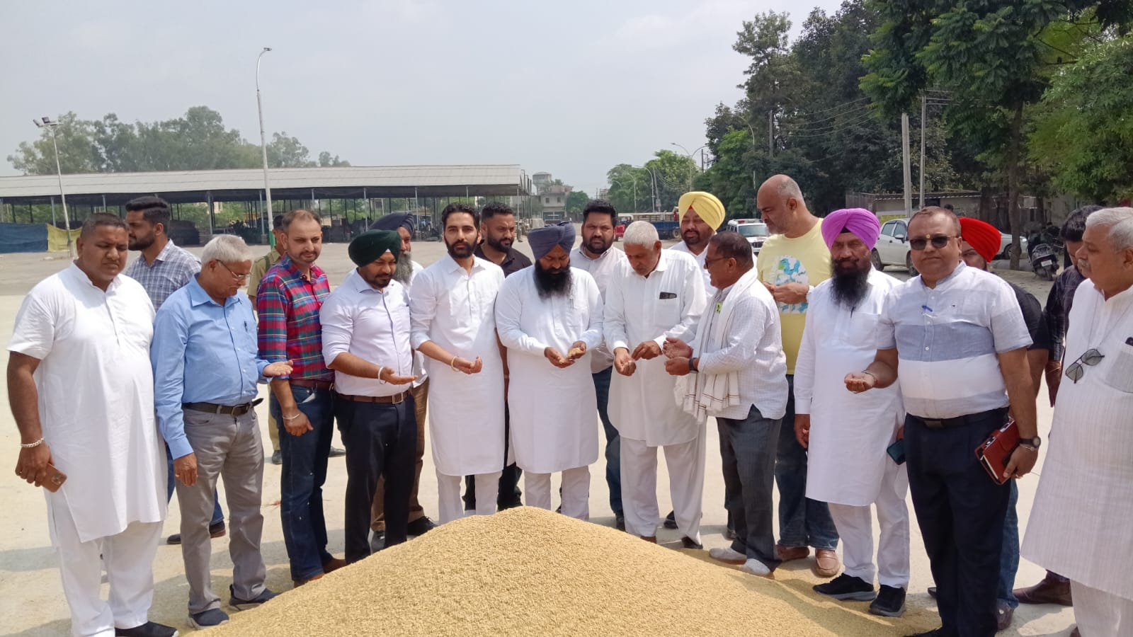 ਵਿਧਾਇਕ ਜਸਵੀਰ ਸਿੰਘ ਰਾਜਾ ਨੇ ਅਨਾਜ ਮੰਡੀ ਟਾਂਡਾ ''ਚ ਝੋਨੇ ਦੀ ਸਰਕਾਰੀ ਖਰੀਦ ਦਾ ਕੀਤਾ ਉਦਘਾਟਨ