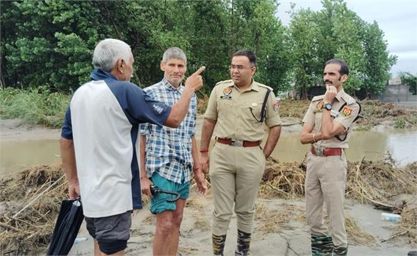 gurdaspur police stands shoulder to shoulder