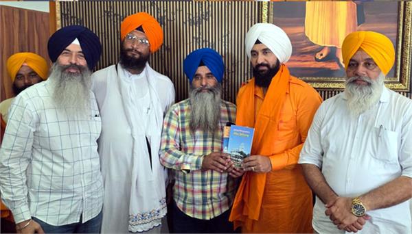 raj kundra pays obeisance at gurdwara sri ber sahib