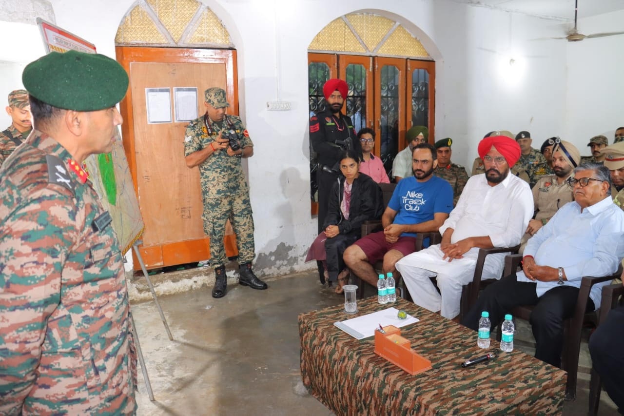ਪੰਜਾਬ ਦੇ ਰਾਜਪਾਲ ਨੇ ਅੰਮ੍ਰਿਤਸਰ ਦੇ ਹੜ੍ਹ ਪ੍ਰਭਾਵਿਤ ਇਲਾਕਿਆਂ ਦਾ ਕੀਤਾ ਦੌਰਾ