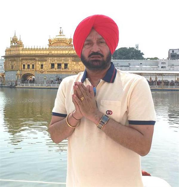 singer malkit singh paid obeisance at sachkhand sri harmandir sahib