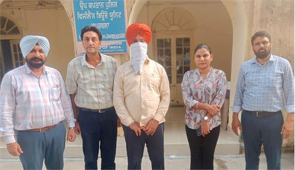 education department je caught taking bribe of rs  4000