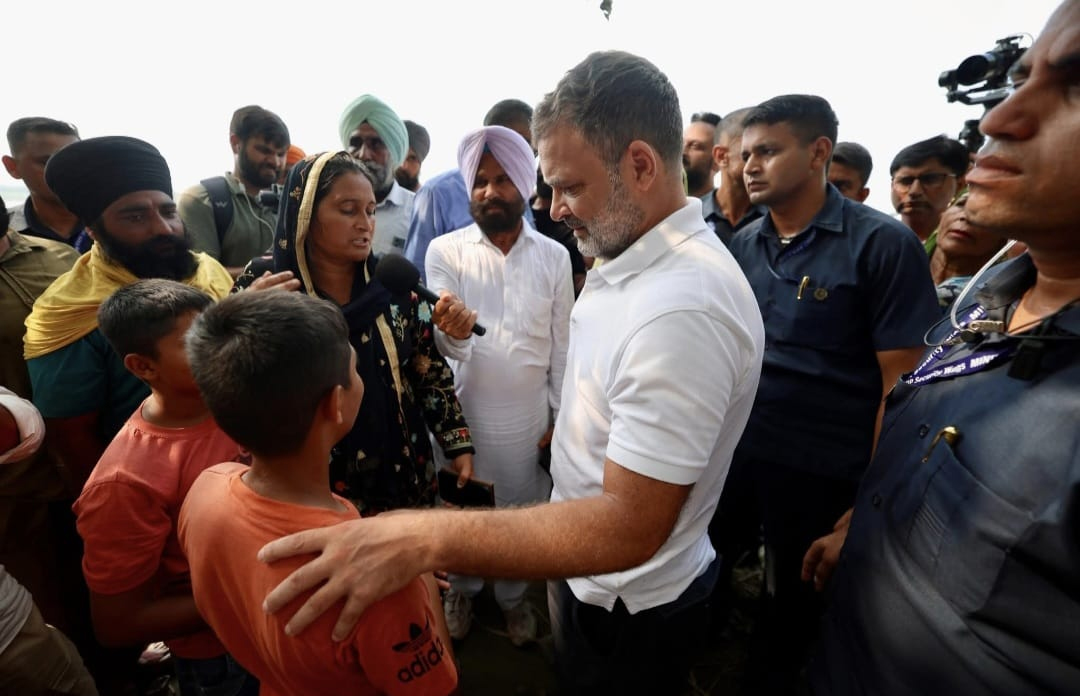 ਦੀਨਾਨਗਰ ਦੇ ਮਕੌੜਾ ਪੱਤਣ ਪਹੁੰਚ ਰਾਹੁਲ ਗਾਂਧੀ ਨੇ ਹੜ੍ਹ ਨਾਲ ਪ੍ਰਭਾਵਿਤ ਲੋਕਾਂ ਨਾਲ ਕੀਤੀ ਮੁਲਾਕਾਤ