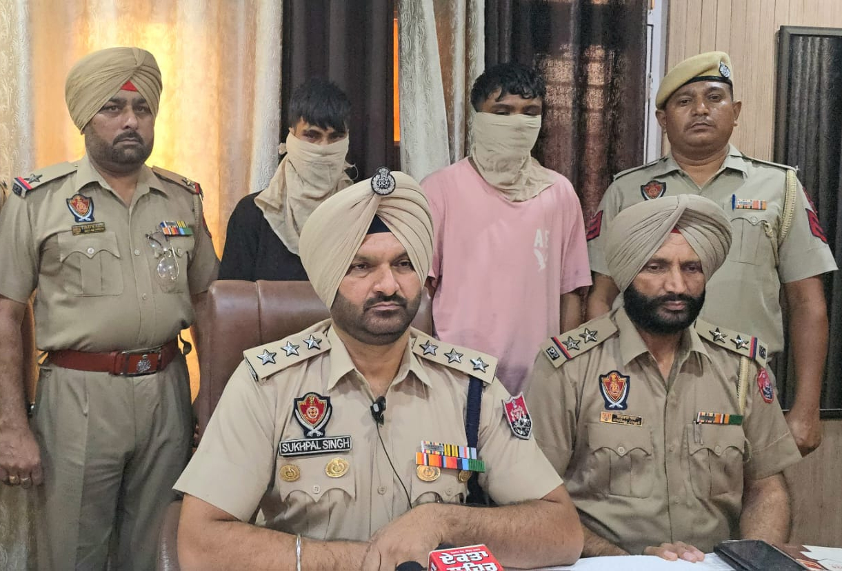 ਤੇਜ਼ਧਾਰ ਹਥਿਆਰ ਦੀ ਨੋਕ ''ਤੇ ਰਾਹਗੀਰਾਂ ਨਾਲ ਲੁੱਟ-ਖੋਹ ਕਰਨ ਵਾਲੇ 2 ਕਾਬੂ