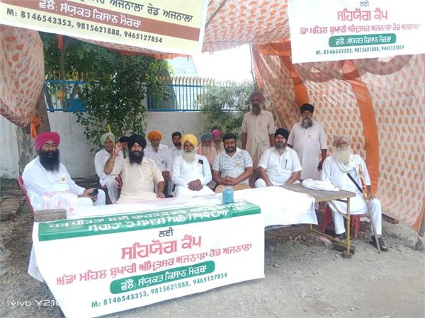 united kisan morcha sets up relief and assistance camp at mahal bukhari
