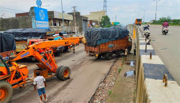 rain makes roads of the metropolis slippery