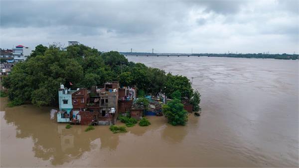 17 districts affected by floods in uttar pradesh  more than 400 villages