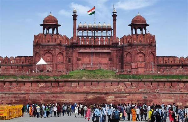 pollution is rapidly damaging delhis red fort study