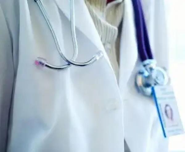 female doctor beaten up  clothes torn after patient  s death