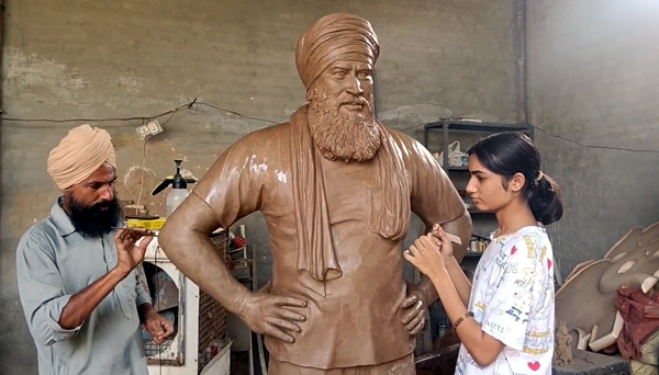 ਮੋਗਾ ਦੇ ਮੂਰਤੀਕਾਰ ਨੇ ਪਰਮਿੰਦਰ ਸਿੰਘ ਝੋਟਾ ਦੀ ਯਾਦ ''ਚ ਬਣਾਇਆ 7.3 ਫੁੱਟ ਉੱਚਾ ਬੁੱਤ