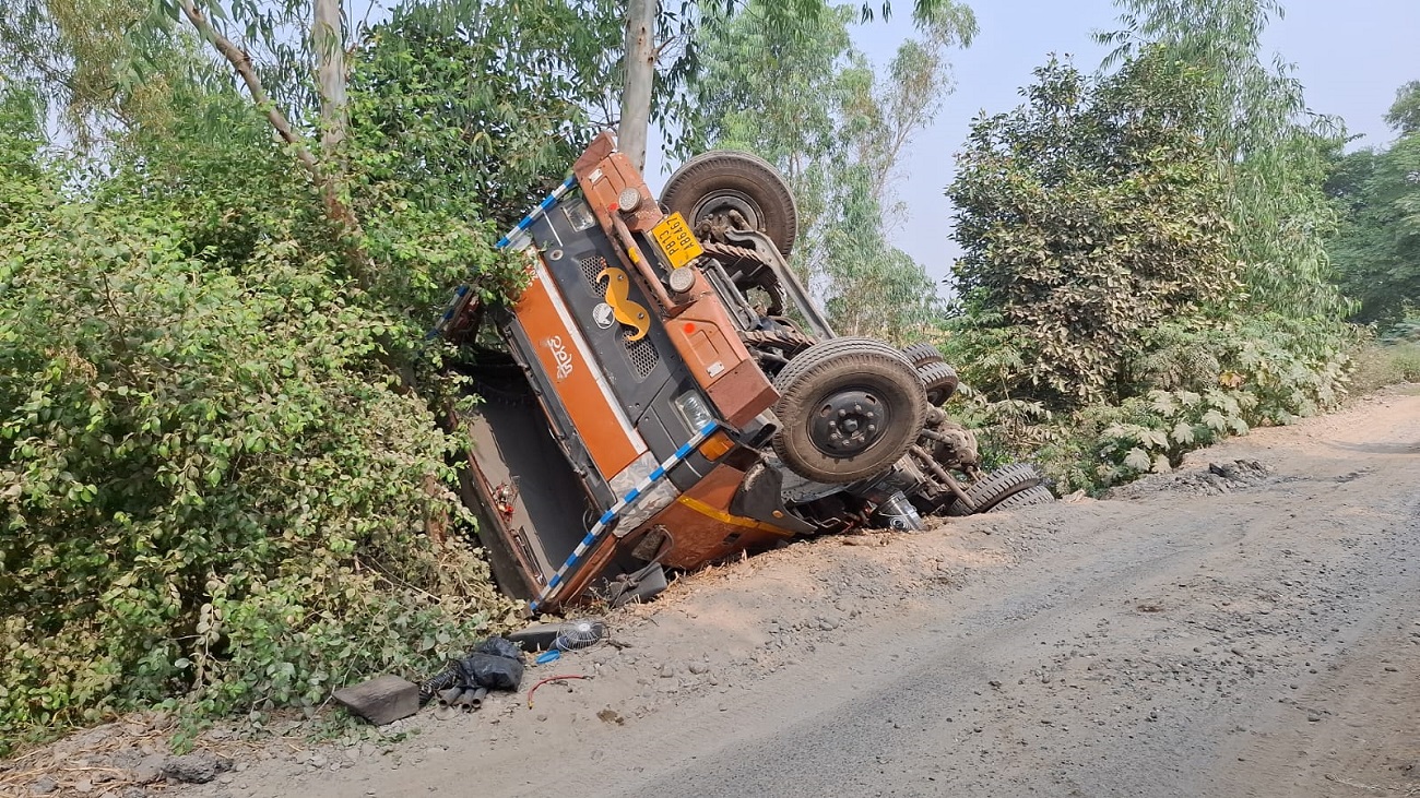 PWD ਦੀ ਵੱਡੀ ਲਾਪ੍ਰਵਾਹੀ: 4 ਮਹੀਨਿਆਂ ਤੋਂ ਪੁੱਟੀ ਪੁਲੀ ਨੇ ਲਿਆ ਹਾਦਸੇ ਦਾ ਰੂਪ, ਝੋਨੇ ਨਾਲ ਭਰਿਆ ਟਰੱਕ ਪਲਟਿਆ
