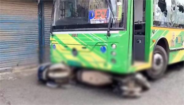 dtc bus rams into multiple vehicles in delhi