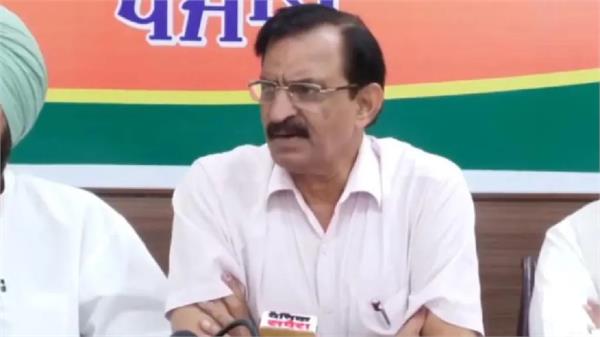 aap government has withheld traders refunds