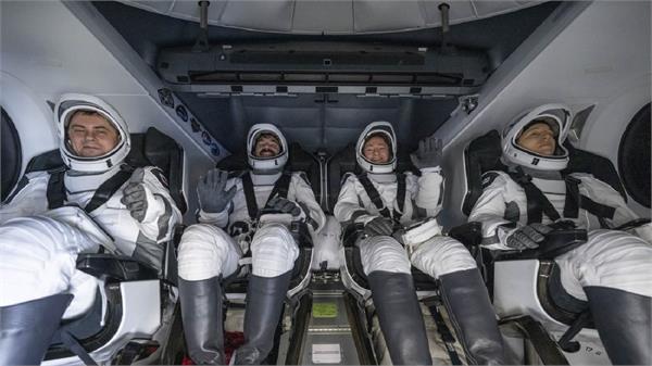 four astronauts returned to earth from the international space station