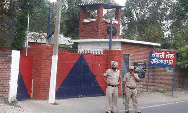 two police personnel injured while trying to break