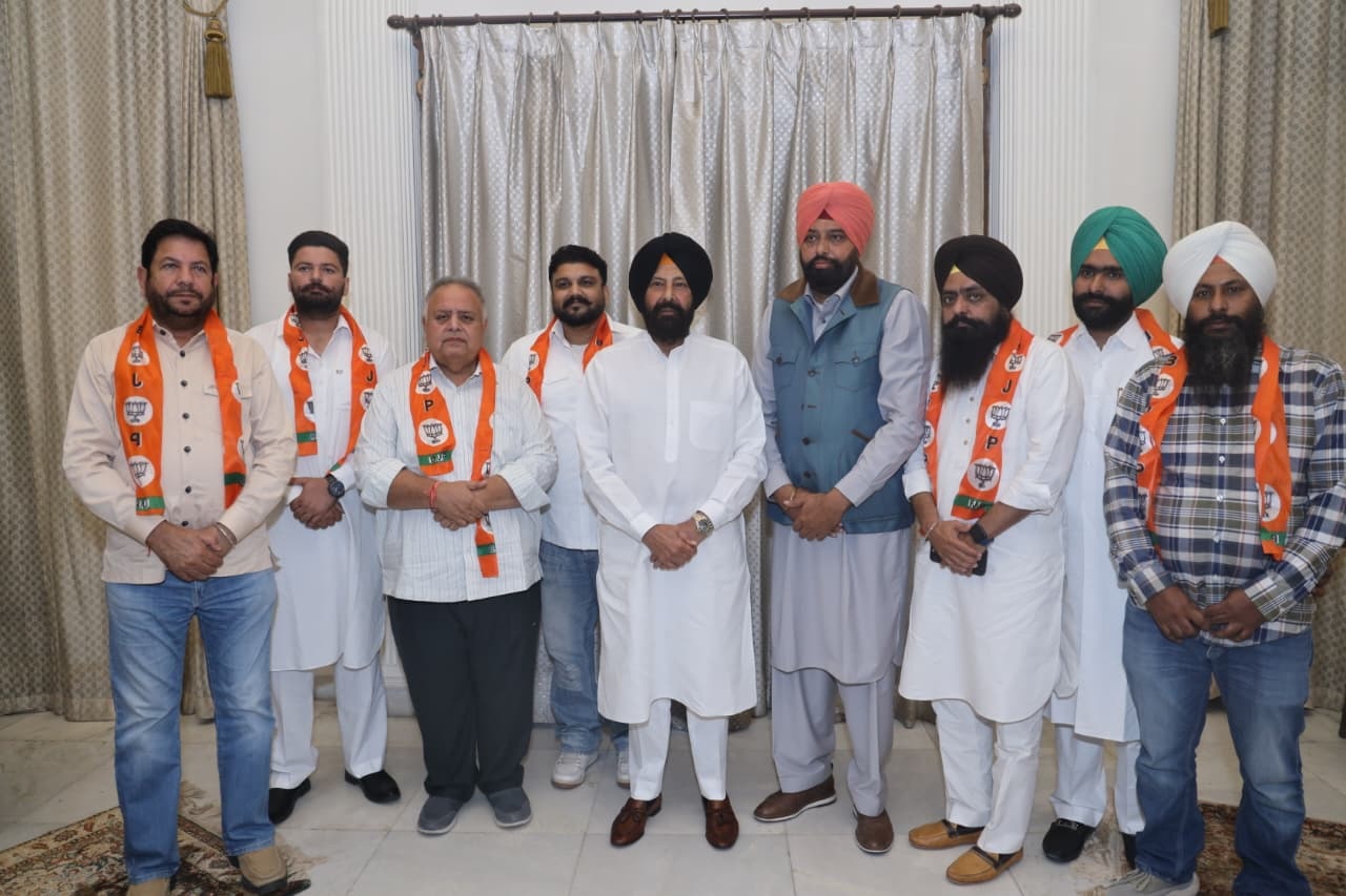 ਸ੍ਰੀ ਮੁਕਤਸਰ ਸਾਹਿਬ ਤੋਂ ਕਈ ਅਕਾਲੀ ਆਗੂ ਭਾਜਪਾ ''ਚ ਸ਼ਾਮਲ, ਸੂਬਾ ਪ੍ਰਧਾਨ ਕੇਵਲ ਸਿੰਘ ਢਿੱਲੋਂ ਨੇ ਕੀਤਾ ਨਿੱਘਾ ਸਵਾਗਤ