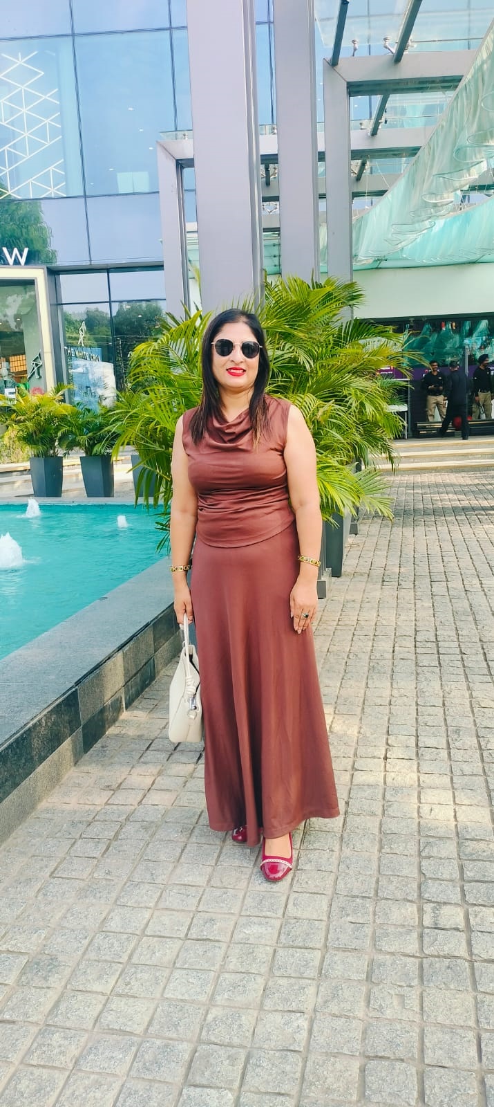 ਮੋਨੋਕ੍ਰੋਮ ਲੌਂਗ ਸਕਰਟ ਸੈੱਟ ਮੁਟਿਆਰਾਂ ਨੂੰ ਦੇ ਰਹੇ ਮਾਡਰਨ ਲੁੱਕ