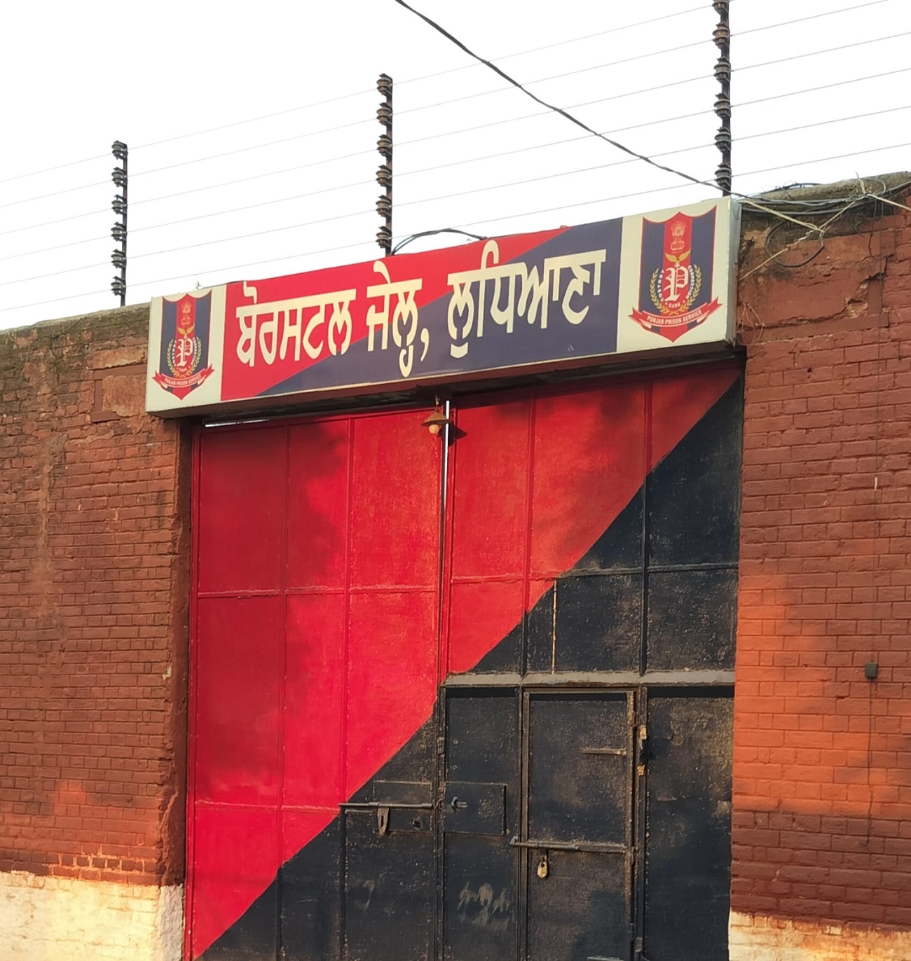 ਜੇਲ੍ਹ ’ਚ ਕੈਦੀਆਂ ਨੂੰ ਮੋਬਾਈਲ ਤੇ ਨਸ਼ਾ ਪਹੁੰਚਾਉਣ ਦੇ ਦੋਸ਼ ’ਚ ਸਹਾਇਕ ਸੁਪਰਡੈਂਟ ਤੇ ਵਾਰਡਨ ਸਸਪੈਂਡ
