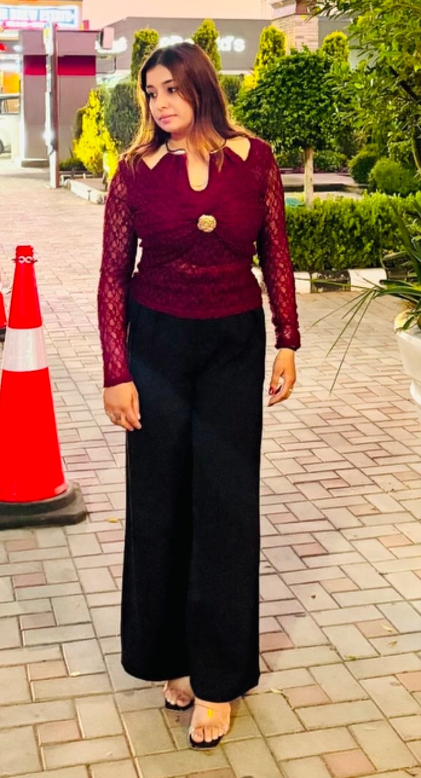 ਮੁਟਿਆਰਾਂ ਨੂੰ ਟਰੈਂਡੀ ਲੁੱਕ ਦੇ ਰਹੇ ਫਰੰਟ ਨੌਟ ਤੇ ਬ੍ਰੋਚ ਡਿਟੇਲ ਵਾਲੇ ਟਾਪ