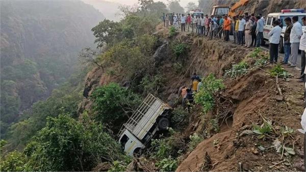 pilgrim  tempo  falls 100 foot deep gorge 