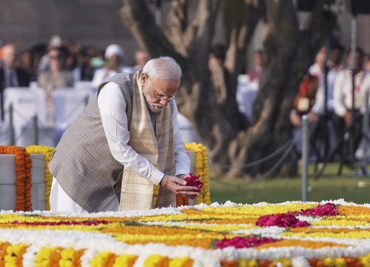 PM ਮੋਦੀ ਮਹਾਤਮਾ ਗਾਂਧੀ ਦੀ ਜਯੰਤੀ ''ਤੇ ਉਨ੍ਹਾਂ ਨੂੰ ਸ਼ਰਧਾਂਜਲੀ ਦਿੱਤੀ