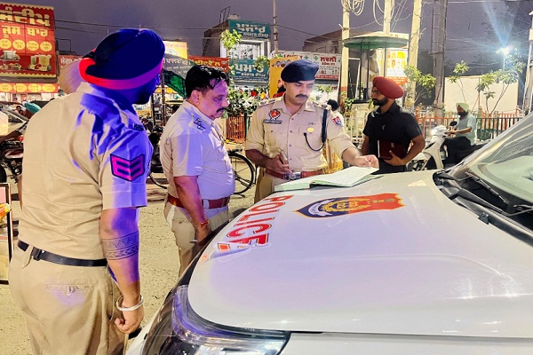 ਤਿਉਹਾਰਾਂ ਦੇ ਮੱਦੇਨਜ਼ਰ ਰਾਤ ਸਮੇਂ ਨਾਕਿਆਂ ’ਤੇ ਪੁਲਸ ਡਿਊਟੀਆਂ ਦੀ ਅਚਨਚੇਤ ਚੈਕਿੰਗ