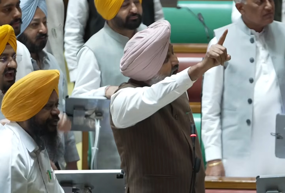 ਪੰਜਾਬ ਵਿਧਾਨ ਸਭਾ ''ਚ ਭਾਰੀ ਹੰਗਾਮਾ, ਹਰਪਾਲ ਚੀਮਾ ਤੇ ਪਰਗਟ ਸਿੰਘ ਵਿਚਾਲੇ ਖੜਕੀ
