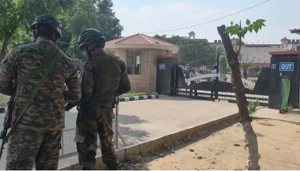 Big Breaking: ਪੰਜਾਬ 'ਚ ਕਈ ਰੇਲਵੇ ਟਰੈਕਾਂ ਸਮੇਤ ਇਨ੍ਹਾਂ ਸਕੂਲਾਂ ਨੂੰ ਬੰਬ ਨਾਲ ਉਡਾਉਣ ਦੀ ਧਮਕੀ